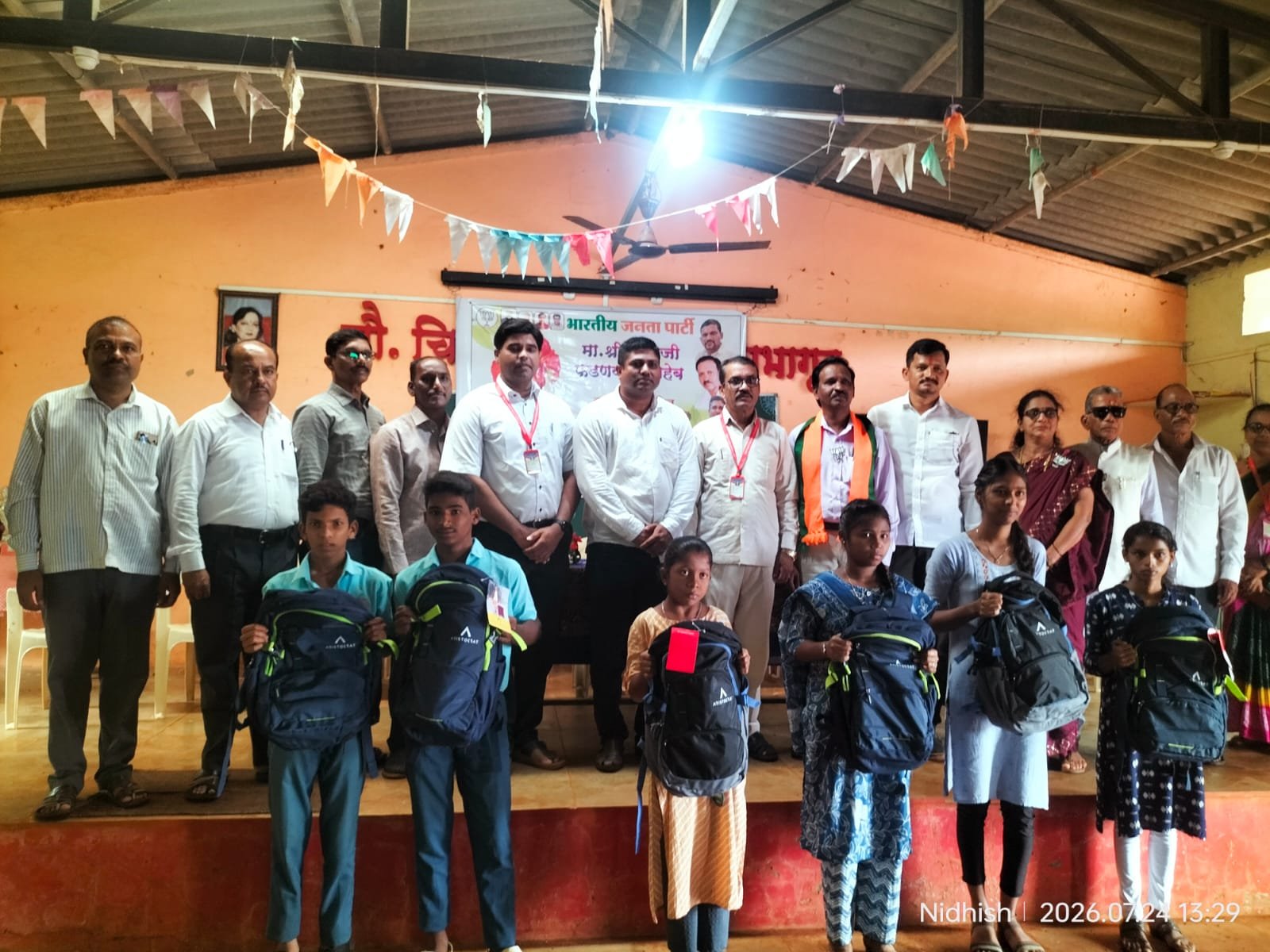 मुख्यमंत्र्यांच्या वाढदिवसानिमित्त पदाधिकाऱ्याने घेतली सहा विद्यार्थ्यांची शैक्षणिक जबाबदारी