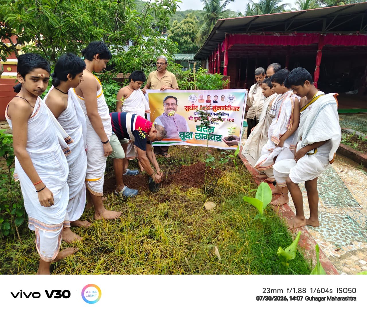 आमदार सुधीर मुनगंटीवार यांच्या वाढदिवसानिमित्त पर्यावरण संवर्धनाचा संदेश; गुहागरमध्ये चंदनाचे वृक्षारोपण