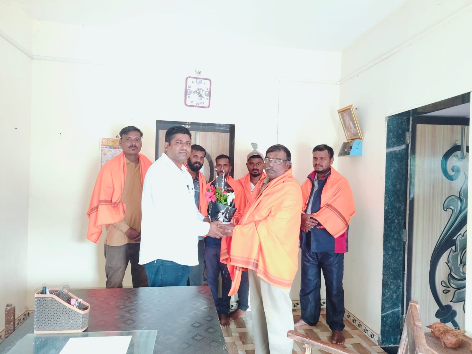 भाजपा अनुसूचित जाती मोर्चातर्फे देव्हारे महावितरण कर्मचाऱ्यांचा सत्कार